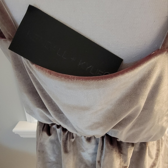 Kendall and Kylie Tank - Picture 3 of 3